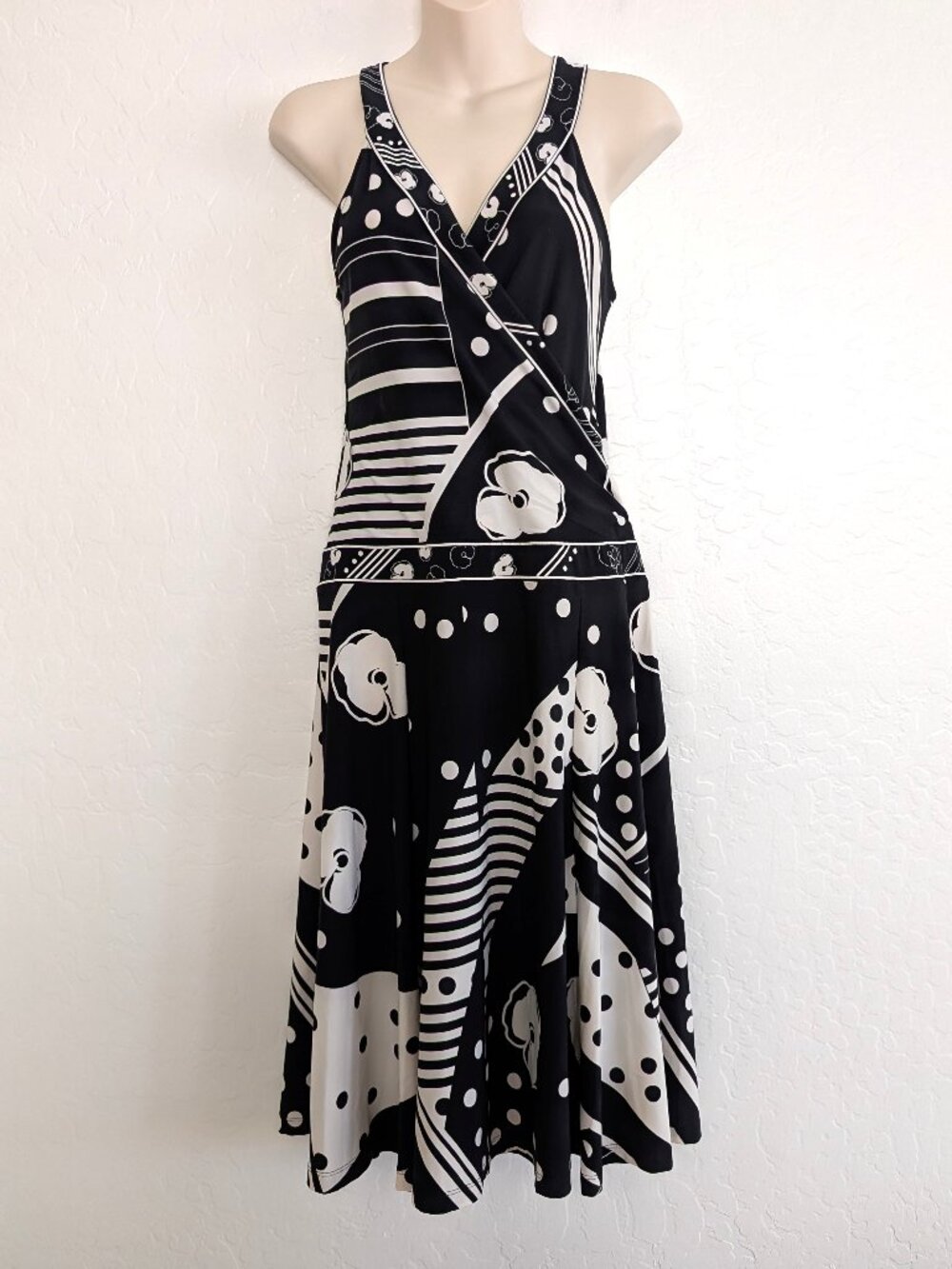 BCBG Maxazria Dress S Black Cream Stretch V Neck Sleeveless Flapper Classic